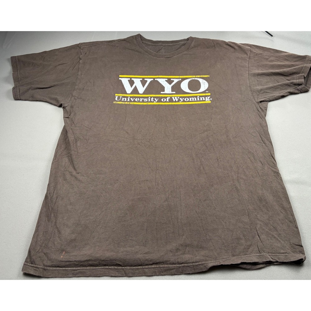 University of Wyoming WYO T-Shirt Mens XL Brown Short Sleeve Distressed Graphic